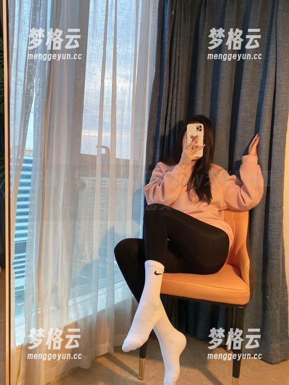 July芝岚 微密圈 - 车里的小秘密,July芝岚最新图册上演亲密交流。