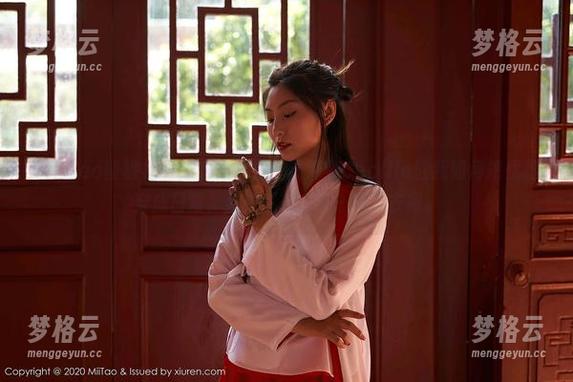 MiiTao蜜桃社 - 连衣裙合集：陆萱萱Cecilia教我如何把优雅穿成日常，我突然想去买一打连衣裙。