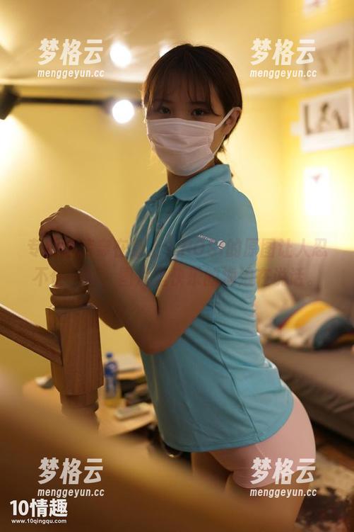 专用泳装穿在身上，ROSI的原图让人忍不住一瞥，图片里快乐的海浪在说话。