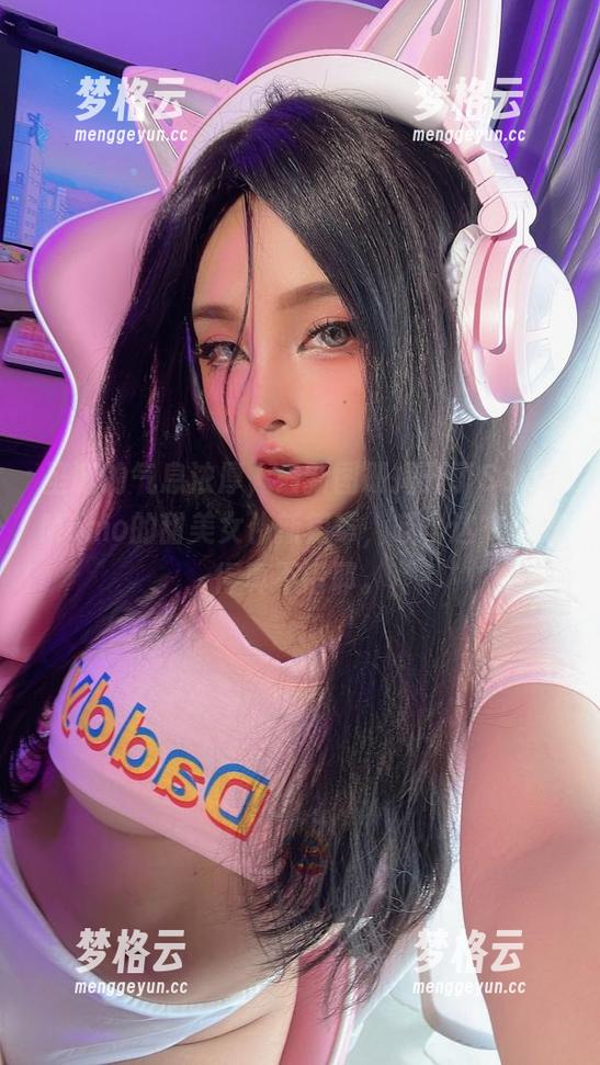 圣诞的气息浓厚，最新图册揭开了SayoMomo的甜美女仆新篇章，哇，这衣服选得真不错耶。