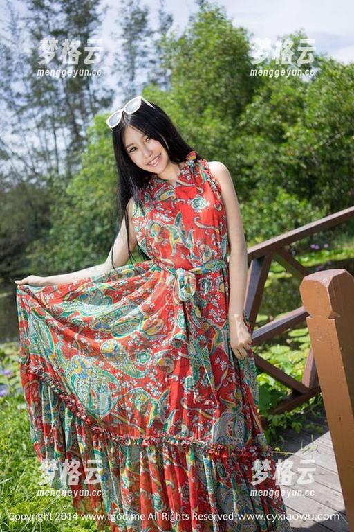 TGOD推女神 - 艾小青的白色写真，原图里那种不经意间的慵懒，是不是流露出点小任性？
