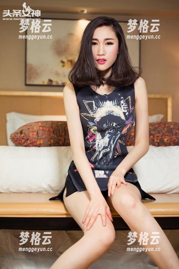 TouTiao头条女神 - 眼镜对小晴子来说，渐渐成了一种状态，这一组写真里，完全是一种自然而随意的绽放吧！