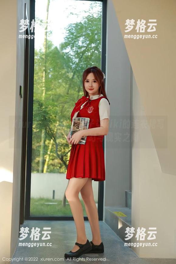 Xiuren秀人网 - 星子柒kiki的连衣裙写真：穿越在虚幻与现实之间