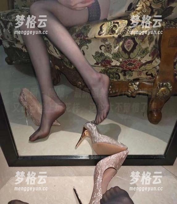 微密圈 - 啧啧，最新图集，YuYu超甜丫又在白丝上玩花样，这也太不留情了吧。