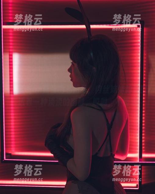 在usejan蓝蓝的私拍里，肉丝妹妹的美图透着一种淡淡的幽静，哎哟，不错哦