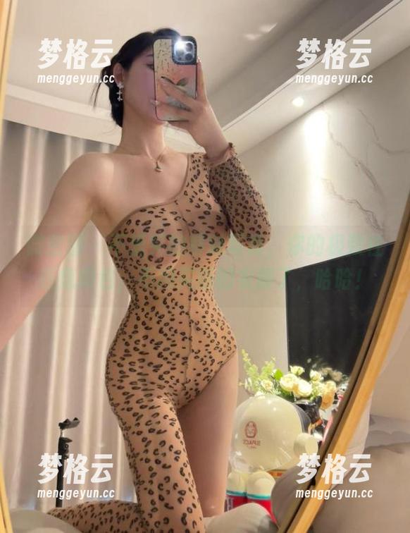 微密圈 - 不爱笑的赛琳写真，你的极致性感急救包，不用买新的衣服了，哈哈！