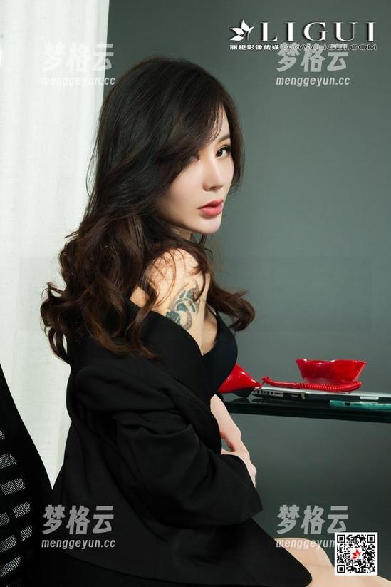 丽柜 - 难以置信，露露的长腿在这图片中竟能如此夺目。