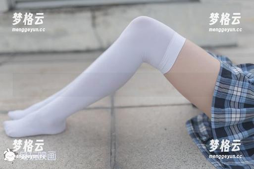 制服OL们的高光时刻，兔玩映画美图这样拍才算真的赞。