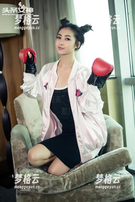 头条女神 - 乔安的体操服秀——在图库里，一场关于“码夫”与“体操”的浪漫舞蹈！