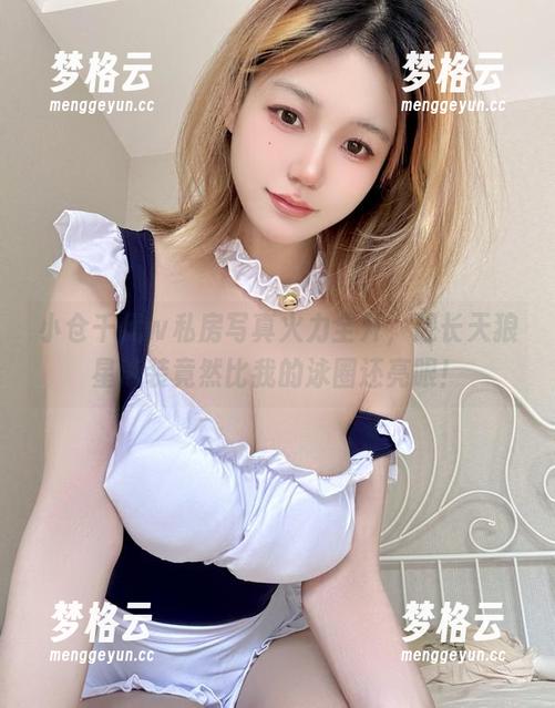 小仓千代w私房写真火力全开，舰长天狼星泳装竟然比我的泳圈还亮眼！