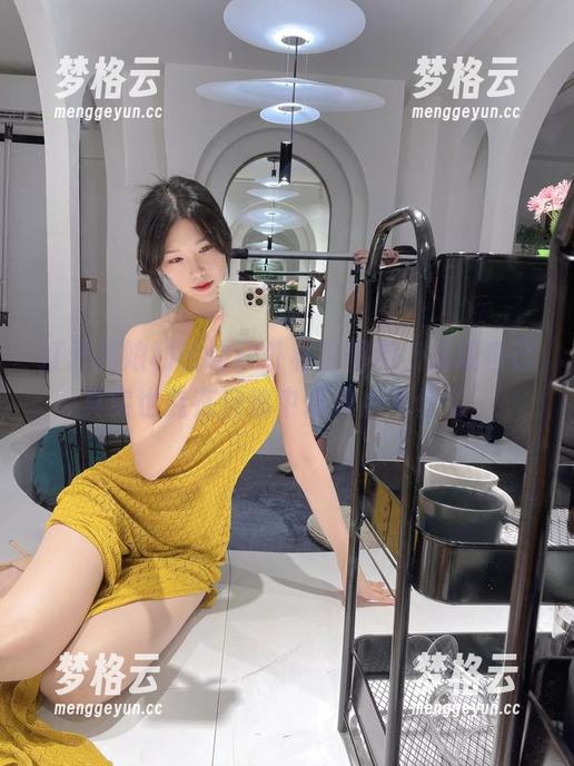 打开抖娘利世的户外私拍图包，发现自己其实也能在自然中释放点儿什么。