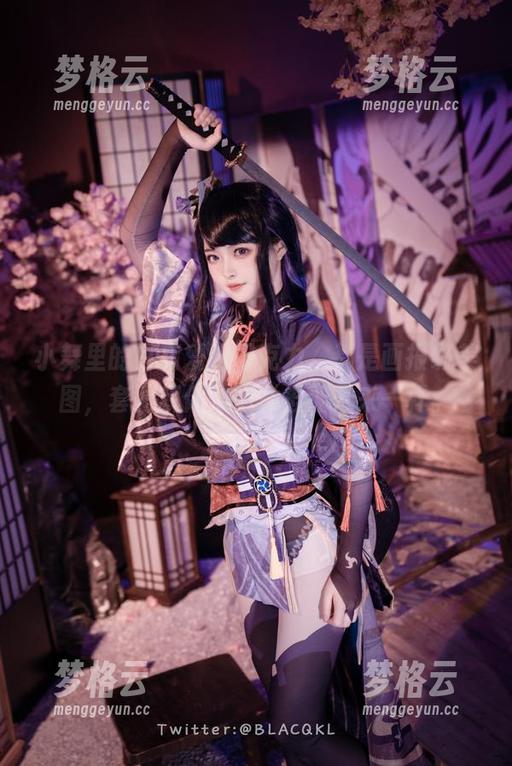 小舞里的白莉爱吃巧克力，都是画报级美图，套图就像整本杂志翻开来一样。