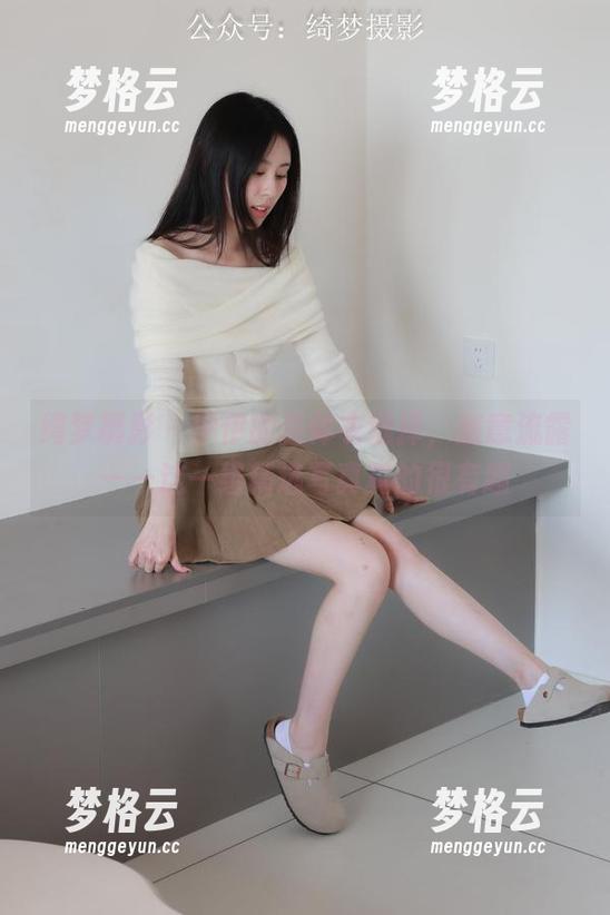绮梦摄影 - 伊伊的连体衣选择，随意流露——这一组精选写真真的很有趣