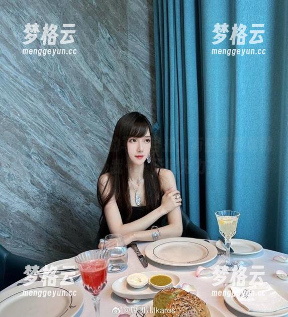 腐团儿Ikaros的写真自拍：有些角度真的是，让我……无能为力？