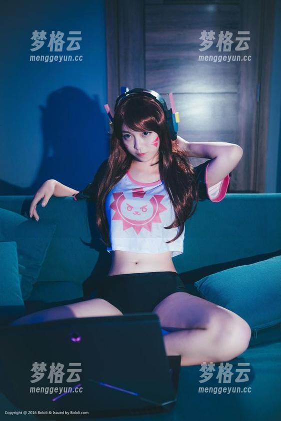 菠萝社 - 柳侑绮的最新图册：海中少女，潜水的姿势还是挺妙的。