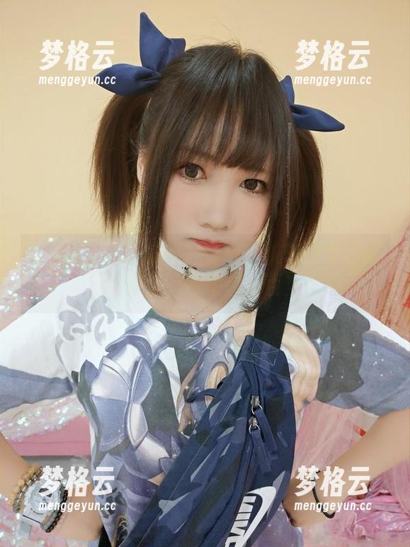 铭铭kizami的新鲜分享：机车少女不出门也风骚，家中装扮百变！