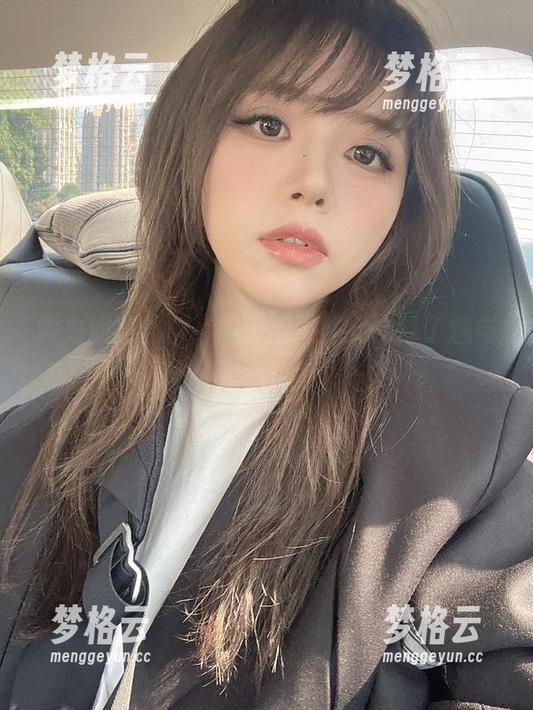实力派的私拍，闪月半用修女诠释了魅与静！
