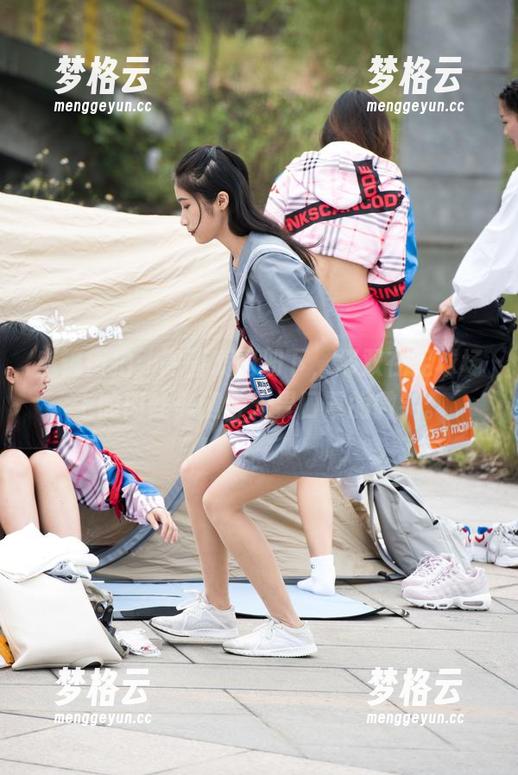 魔镜街拍：高画质图册下，那双在足球场上的肉丝美腿与无畏口罩的微笑。