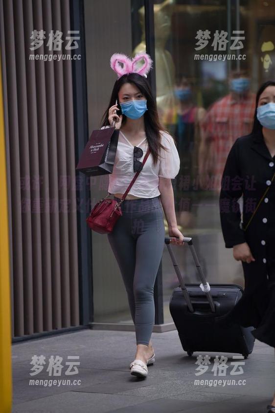 或许，网盘中隐藏的吊带短裙小姐姐会让你重新定义什么叫作品的价值——魔镜街拍